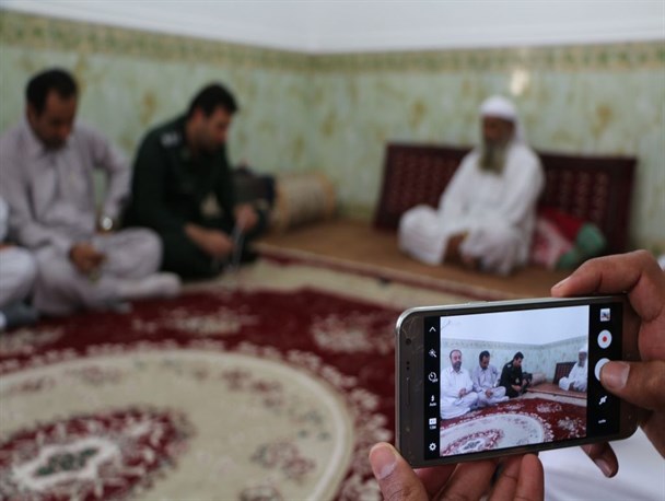 نشست صمیمی دانش آموزان بسیجی با امام جمعه اهل سنت پیشین+تصاویر