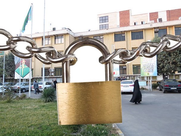 دانشجویان دانشگاه پیام نور قزوین پشت درب‌های بسته