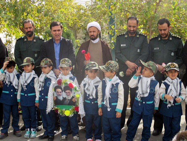 کودکان پیش دبستانی ارادت خود به انقلاب اسلامی را نشان دادند