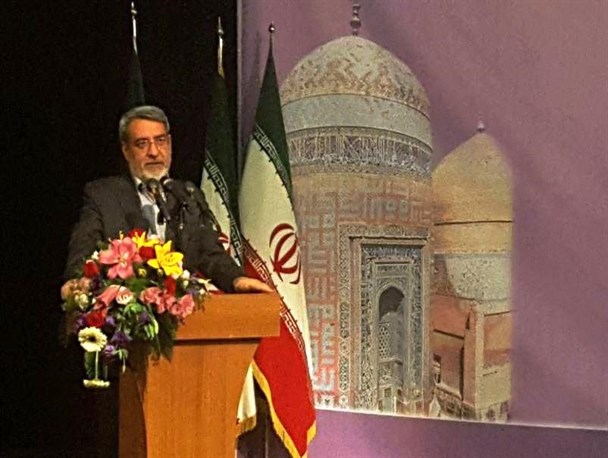 ائمه جمعه چتر حمایتی خود از دولت را باز کنند/ بیش از 600 نفر برای تصدی استانداری روزمه داده بودند
