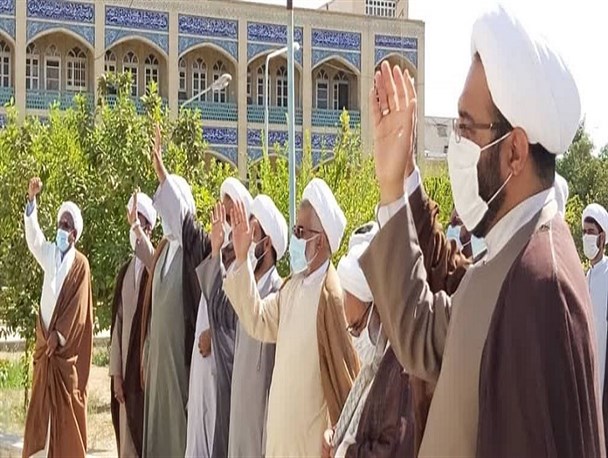 تجمع اعتراض آمیز طلاب و روحانیون بندرعباس در واکنش به هتاکی رئیس جمهور فرانسه