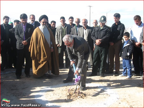 کلنگ پایانه مسافربری ابرکوه به همت خیر ابرکوهی زمین خورد +تصاویر