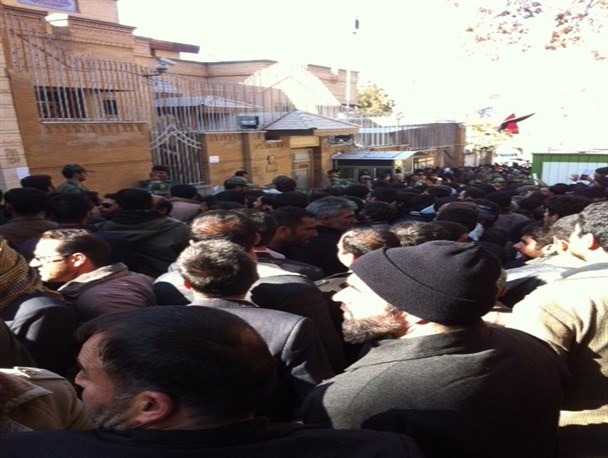 صفوف عاشقان زیارت حضرت عشق در مقابل سفارت عراق در کرمانشاه/ دروازه کربلا میزبان قافله های اربعین حسینی
