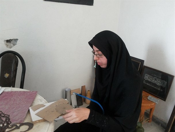ظرافتی که "تیغه‌ی اره" به چوب می‌بخشد/خلق آثار هنری توسط بانوی بسیجی خلاق دهدشتی+ تصاویر