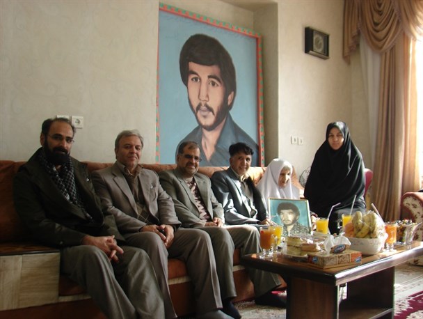 دیدارمسئولین پردیس شهید باهنر دانشگاه فرهنگیان خراسان جنوبی با خانواده شهید پوررسا