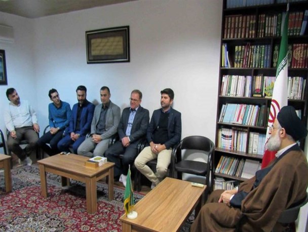 پیشرفت انزلی، مشروط به سیاسی زدایی و تعقل گرایی است