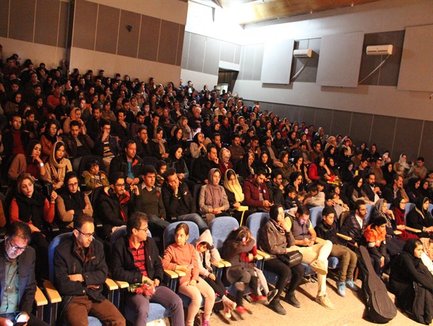 اجرای خواننده محبوب کهگیلویه و بویراحمدی ها برای زلزله زدگان کرمانشاه/ سالن ارشاد از جمعیت لبریز شد + تصاویر