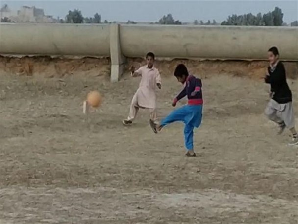گلایه جوانان روستای" دوست محمد حاجی" از نبود امکانات ورزشی/وعده هایی که محقق نشد!