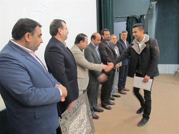 تقدیر از دانش‌آموزان نخبه و برتر علمی در خمین