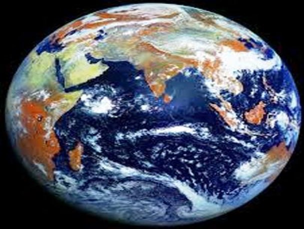 رو به قبله ایستادن چگونه با کروی بودن زمین سازگار است؟