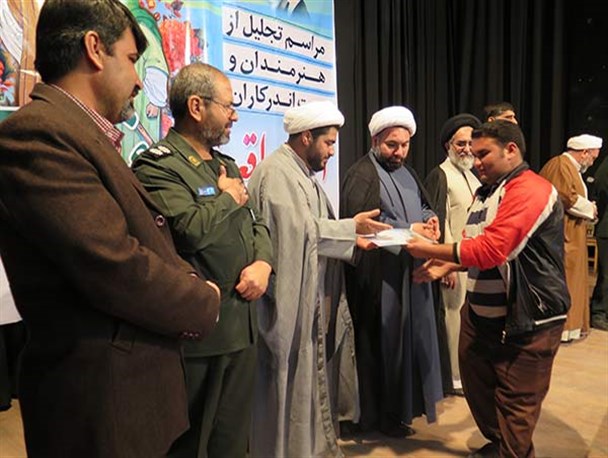 تجلیل از هنرمندان و دست اندرکاران «بازسازی واقعه غدیر» در ابرکوه