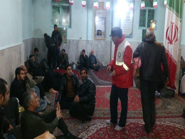 اسکان ۱۶۲ نفر از مسافران گرفتار در کولاک در شهرستان بهار + تصاویر