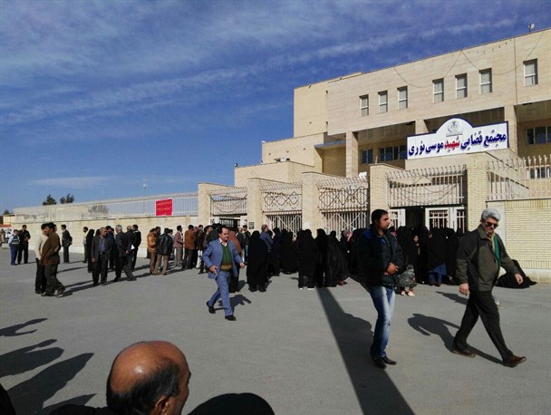 تجمع مال باختگان« کانون ازدواج آسان» مقابل مجتمع قضایی زاهدان/ طلب دو میلیاردی مردم از مدیران موسسه
