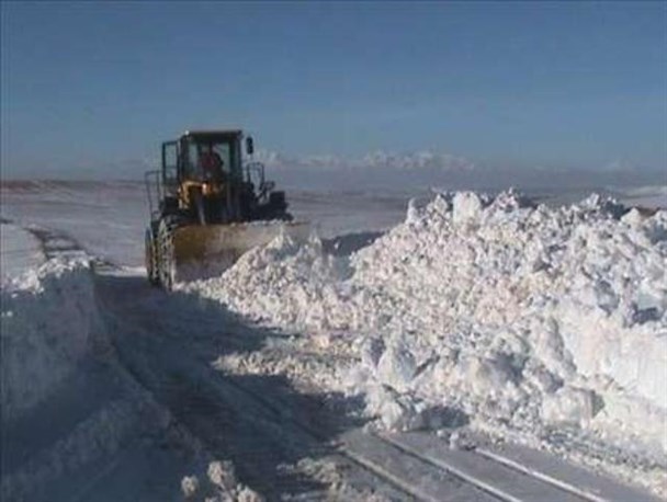 برف سنگین راه بیش از ۶۰ روستای مرند را بست