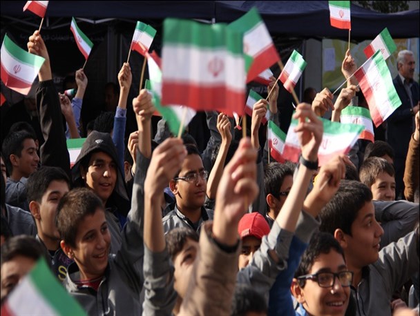 نواخته شدن زنگ انقلاب در بیش از ۱۰۰۰مدرسه استان سمنان/برگزاری ۱۰۰۰ برنامه دهه فجر در مدارس استان