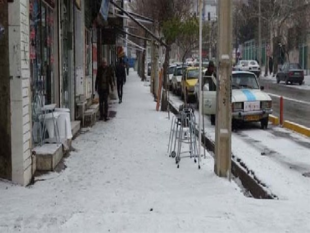 فصل زمستان و داستان تکراری وضعیت نامناسب پیاده روهای الیگودرز+تصویر