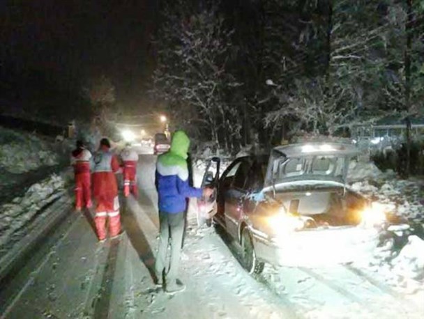 رهاسازی 20 خودرو گرفتار در برف مناطق کوهستانی
