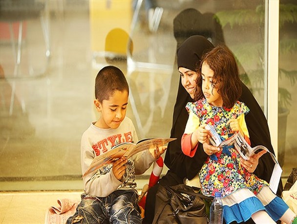 چالش آموزش زبان در خانواده‌ها/ کودک از چه زمانی می‌تواند زبان بیاموزد