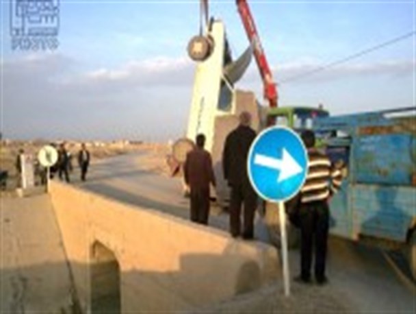 سقوط وانت پیکان در کانال آب