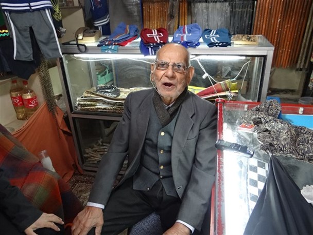 پیرمرد ؛چشم و چراغ کاروانسرای خرم آباد/ از  تنهایی؛ دلبسته این دکان شده ام
