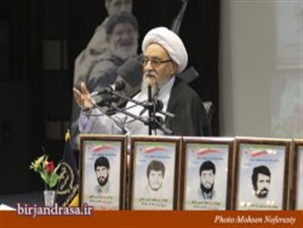 ولی امر مسلمین محور وحدت امت اسلامی است