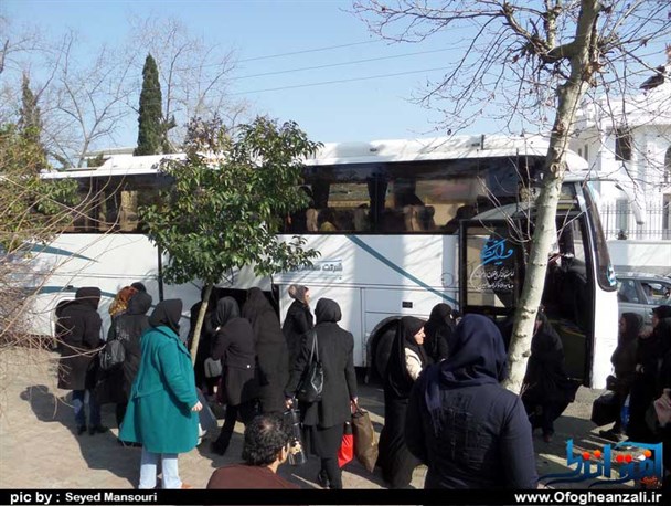 اعزام 80 نفر از زنان سرپرست خانوار به مشهد مقدس ،توسط کمیته امداد انزلی