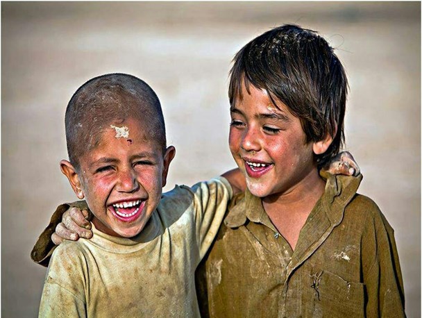 قبول کنیم که دنیا با لبخند کودکان زیباست