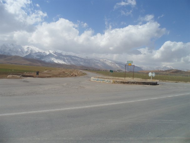 میدان ورودی روستای تشنیز امنیت شهروندان و مسافران را تهدید می کند