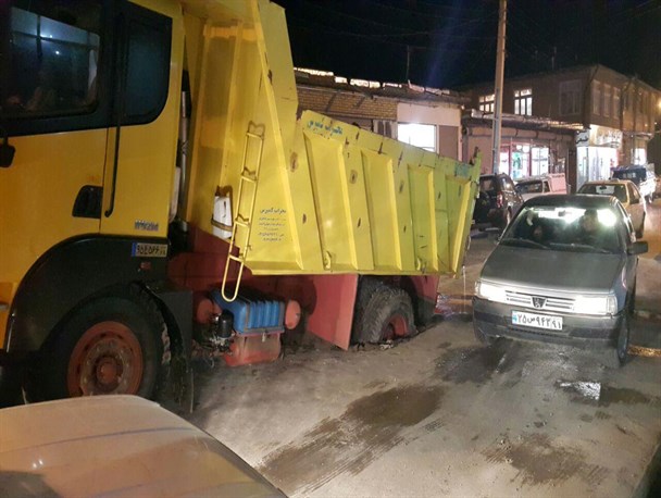 عکس/ فرو رفتن کامیون در چاله
