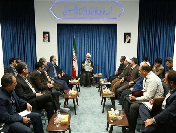 مسئولان تحت تأثیر چالش‌های سیاسی، خطی و جناحی عمرشان را تلف نکنند