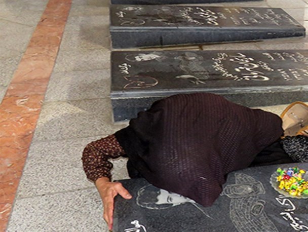 دلدادگی یک مادر شهید در قاب دوربین