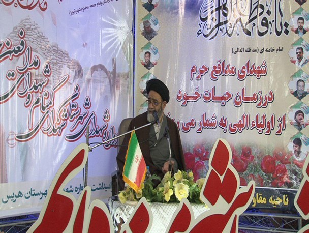 احترام به پدران و مادران شهدا احترام به فرهنگ شهادت است /زنده نگه داشتن یاد شهدا کمتر از شهادت نیست
