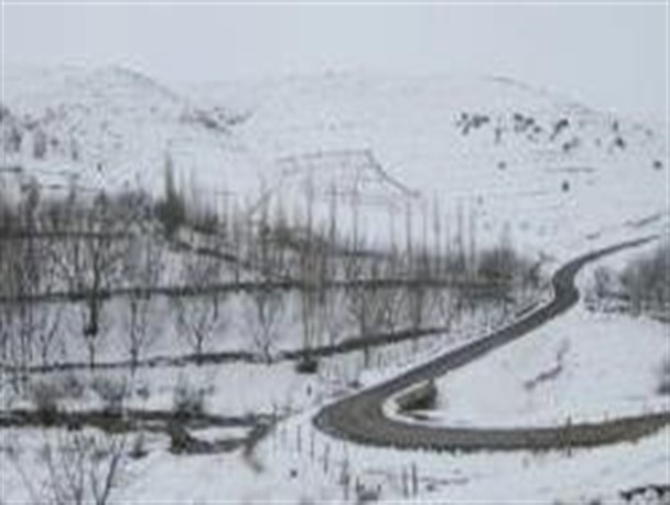 بارش برف بهاری در اردبیل مسافران را غافلگیر کرد