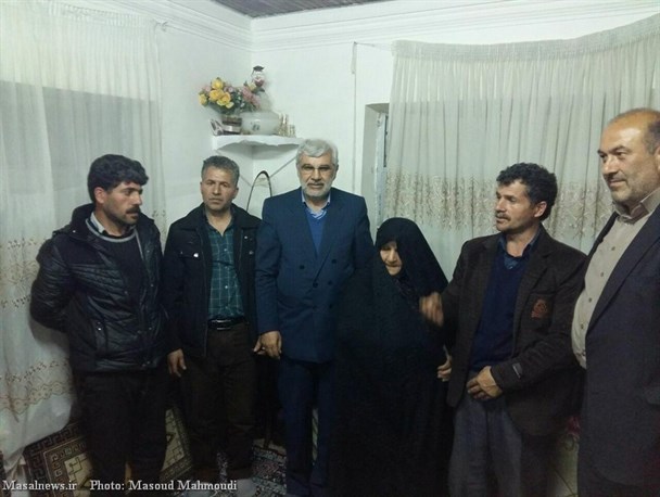 دیدار محمود شکری با دو خانواده شهید در رضوانشهر