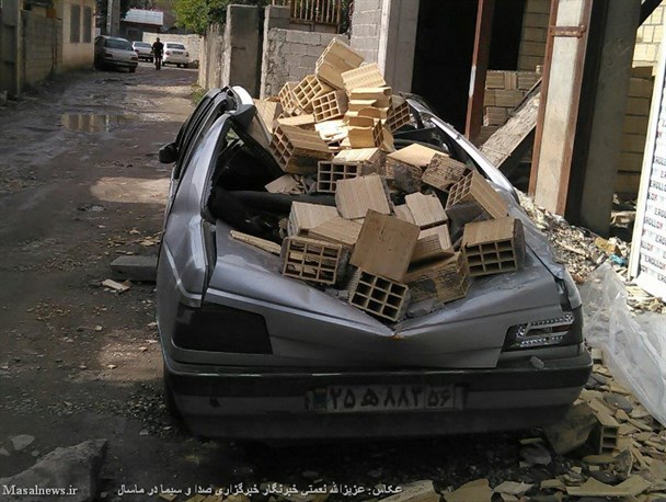 سقوط دیوار ساختمان در حال ساخت بر روی یک خودرو در ماسال
