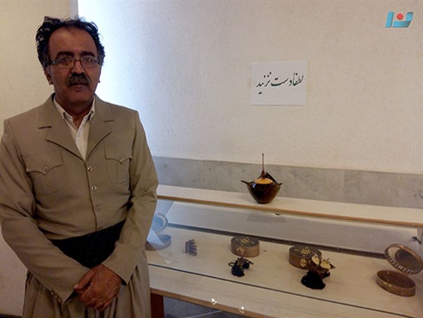 فعالیت دلالان صنایع دستی تهدیدی جدی برای این هنر در کُردستان است/لزوم اختصاص مکانی دایمی به صنعتگران و نازک‌کاران سنندجی