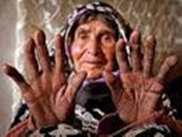 بوسه بر دستان چروکیده ات میزنم ای مادر...