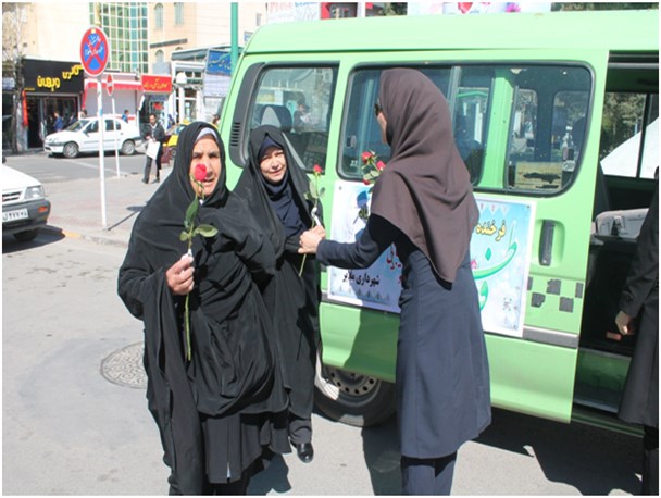 گزارش تصویری  /1313 شاخه گل به مادران ملایری اهدا شد