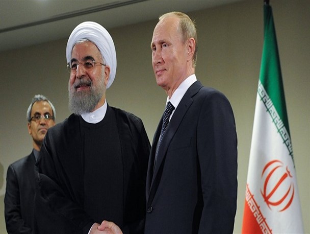 نسخه خطی قرآن کریم به خط احمد نی ریزی هدیه پویتن به روحانی