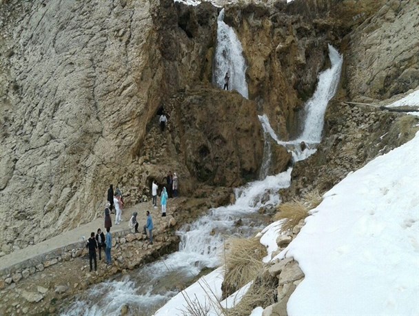 آبشار شیخ علیخان کوهرنگ پذیرای استقبال زیاد گردشگران + تصاویر