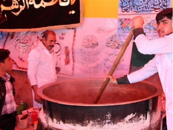 مراسم پخت ۱۲ پاتیل سمنو در صحن امامزاده شاهرضا+ تصاویر