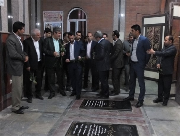 ادای احترام وزیر ارتباطات به مقام شامخ شهدای گچساران+تصاویر