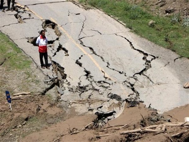 راه ارتباطی 2 روستای بروجرد بر اثر رانش زمین همچنان مسدود است