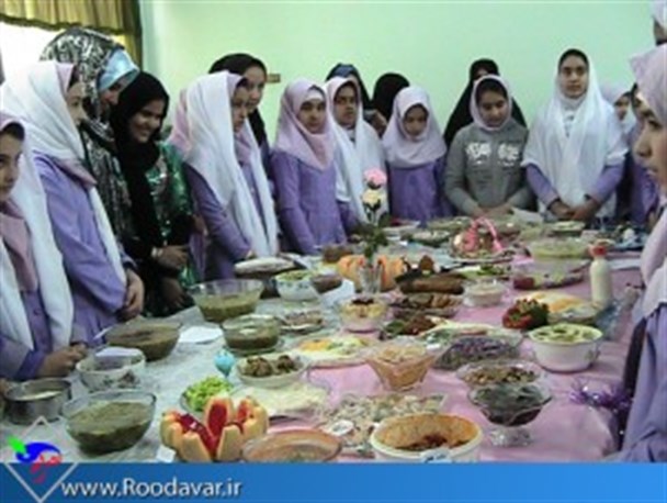 جشنواره غذاهای سنتی، محلی و سالم در تویسرکان برگزار شد