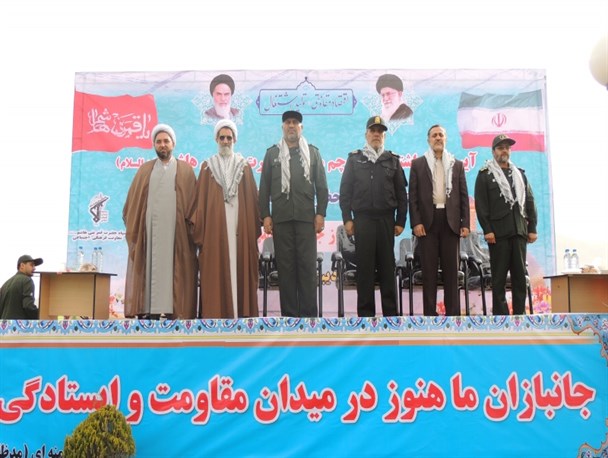 اهتزار پرچم متبرک کربلای معلا در آسمان بام ایران