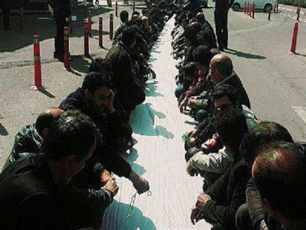 کارگران قزوینی در همایش روز کارگر عزا گرفتند/ عینک بزنید تا بتوانید بحران کارگری در استان را ببینید