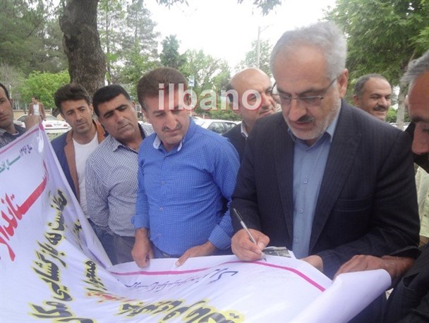 اعتراض مرغداران کهگیلویه ای مقابل استانداری