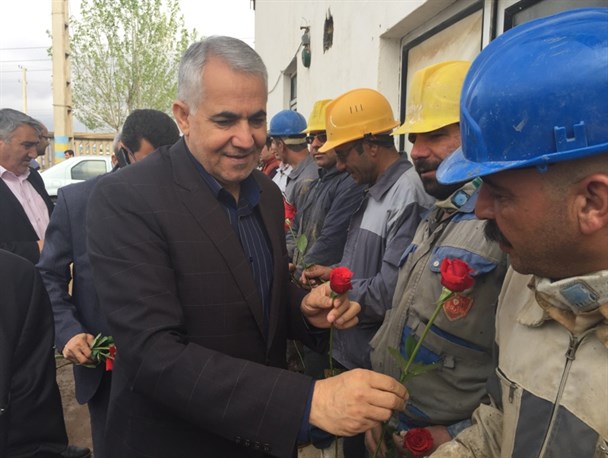 تقدیر از کارگران آشتیانی با اهدای شاخه گل+تصاویر