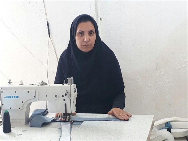 پدال چرخ خیاطی زنان سرپرست خانوار بر دور صنعتی کردن پوشاک