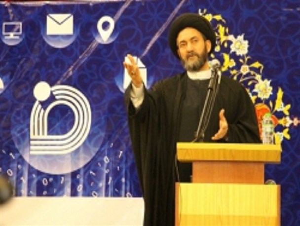 معلمان و کارگران حافظان استقلال کشور هستند